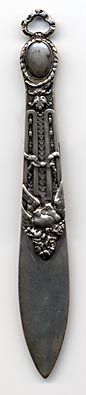 This bookmark was made in France by an unknown manufacturer. It is marked DEPOSE and CM. It is an art nouveau piece with an intricate pattern with two birds at the bottom of the top blade.  The date is 1890 - 1910.
