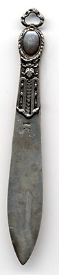 This bookmark was made in France by an unknown manufacturer. It is marked DEPOSE and CM. It is an art nouveau piece with an intricate pattern with two birds at the bottom of the top blade.  The date is 1890 - 1910.