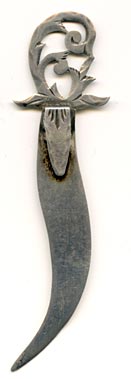 This bookmark was made in the US by an unknown manufacturer. It is hallmarked sterling on the back. It has a very small top blade and a curvy larger one. The top has a cutout flower.