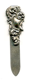 This bookmark was made in the US by an unknown manufacturer. It is very small and has an art nouveau design as the top blade.