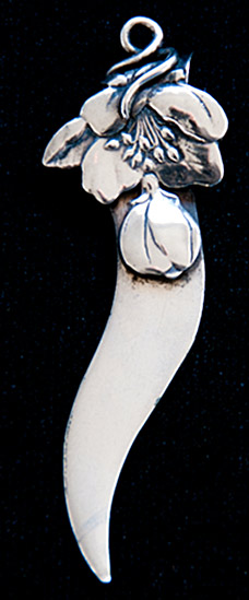 This bookmark was made in the US by Kohn. It is marked KOHN Sterling 1636. The top is a figural flower with a bud which makes the top blade of the clip. 