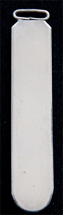 This bookmark was made in France by an unknown manufacturer. It is unmarked and has a fleur-de-lis on the top blade.