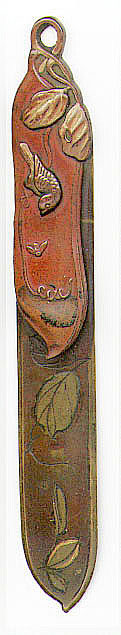 This bookmark is made in Japan between 1890 - 1910. It is made of brass, copper and bronze with a picture of bird on a twig eying a fly on the smaller blade and  engraved leaves on the larger blade. This is similar to numbers 164 and 165.