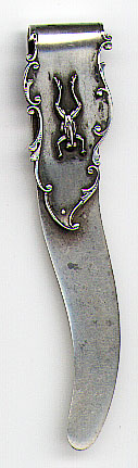 This bookmark was made in the US by an unknown manufacturer. It is only marked Sterling and is the exact same shape as bookmarks 133 and 241. This one has a frog on the top blade. The date is 1900 - 1910.