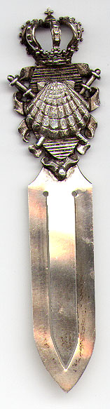 This bookmark was made in Italy. It has marks on the back indicating that it was made in Italy and 925. The back is also inscribed "S a C Catedral 1993 AnoSanto Compostelano". The To is a 3D crown with a shield with a scallop shell. It is very heavy for a bookmark. The date is probably 1900 - 1910.