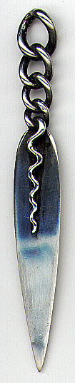 This bookmark was made in the US by George W. Shiebler & Co. from New York. It is marked with the manufacturers hallmark, Sterling and the number 2274, probably a catalog number. The top is a chain and the top blade is a crooked wire. The date is 1892 - 1915.