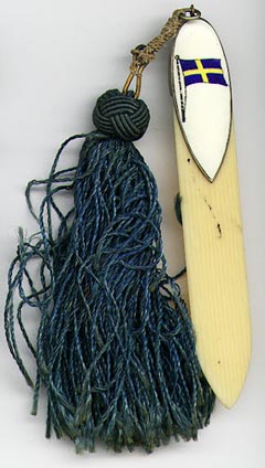  This bookmark was made in Sweden or possibly France. It has a celluloid long blade and a silver plate and enamel short blade. The ename has the flag of Sweden. The date is 1900 - 1910.    