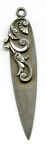 This bookmark was made in the US by an unknown manufacturer. It is marked X&S Co. Sterling on the back. This is a tiny bookmark with the top blade a floral art nouveau shape. The date is 1900 - 1910.  