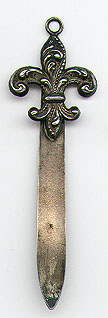 This bookmark was made in the US by an unknown manufacturer. It is marked only Sterling on the back. The top blade has a figure of a fleur-de-lis. The date is 1900 - 1910.   