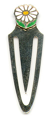 This bookmark was made in Holland by an unknown manufacturer. It is marked with two Dutch hallmarks. The top of the bookmark is an enamel figural of a daisy flower. The date is 1920 - 1930.