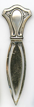 This bookmark was made in the US by an unknown manufacturer, possibly by Webster. It is marked sterling. The top has an art deco design. The date is 1920 - 1930.