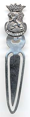  This bookmark was made in the Netherlands. It has a shield with a lion passant and a crown. Under the shield is the word Libuwaren. The date is 1940 - 1960.   
