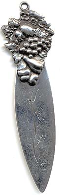  This bookmark was made in the US by Redlich & Co. It is marked sterling, 361 and has the manufacturers hallmark. The top has fruits and leaves. The date is 1900 - 1910.   