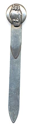  This bookmark was made in the US by Frank M. Whiting Co. The top has a round medalion with a high relief figural owl. The date is 1900 - 1920.   