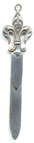  This bookmark was made in the US by an unknown manufacturer. It is marked sterling 1653 on the back blade. The top is a fancy fleur-de-lis. The date is 1900 - 1910.   
