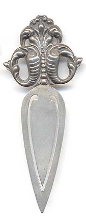  This bookmark was made in the US by an unknown manufacturer. It is marked sterling on the back and has an art nouveau design on the top. The date is 1890 - 1910.   