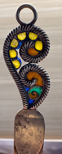  This bookmark was made in the US by an unknown manufacturer. It is marked sterling on the back and has a colored plique-a-jour enamel design on the top. The date is 1900 - 1910.   