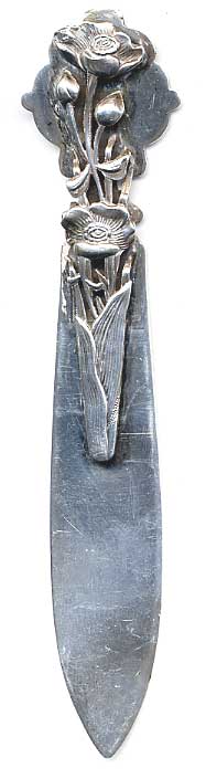  This bookmark was made in the US by Shiebler. It is marked with the manufacturers hallmark. The top, and top blade is a figural flower. The date is 1900 - 1910.  